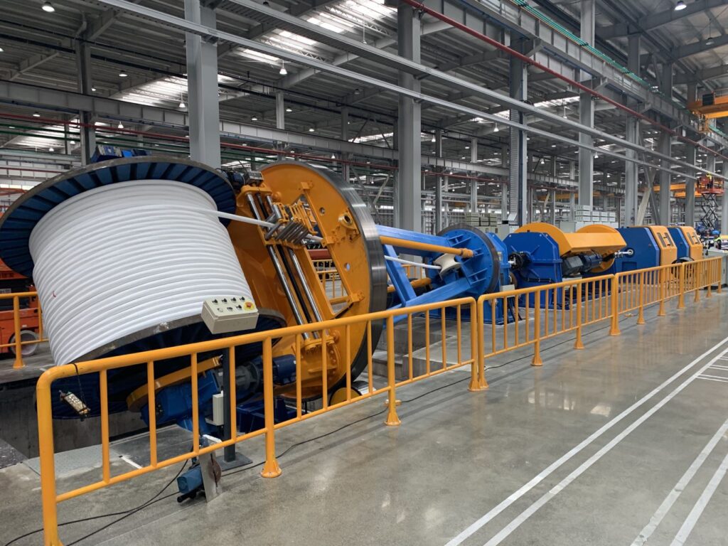 Combined drum twister for cable laying-up and armouring processes