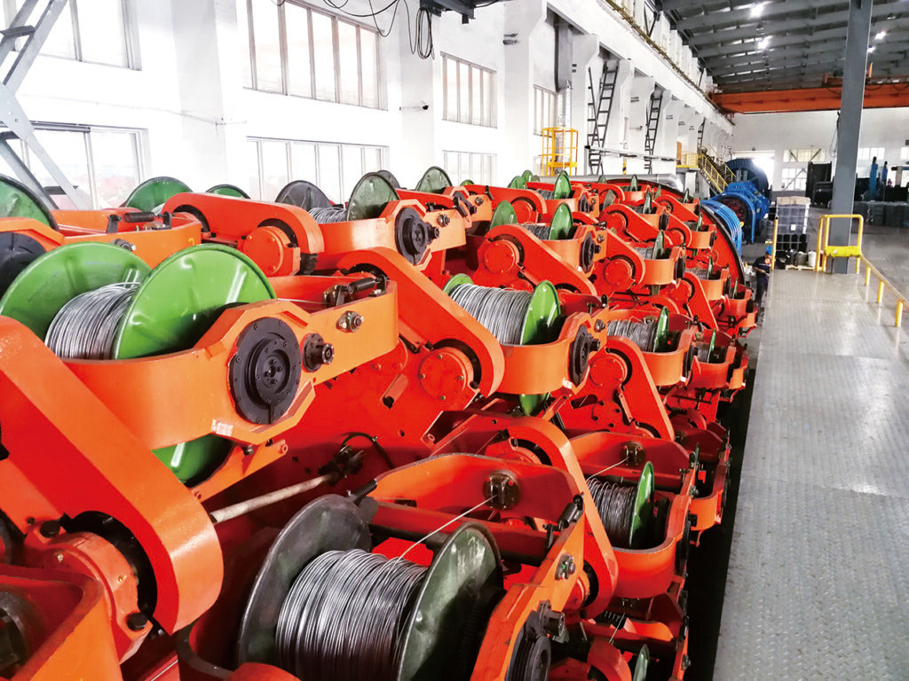 Cradle-type steel wire armouring machine for heavy-duty cables