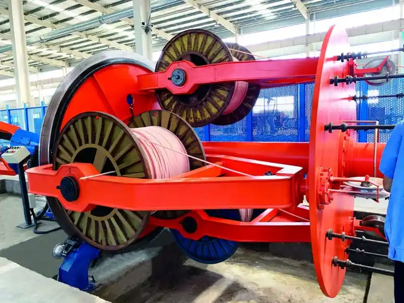 High-speed planetary laying-up machine for multi-core cables
