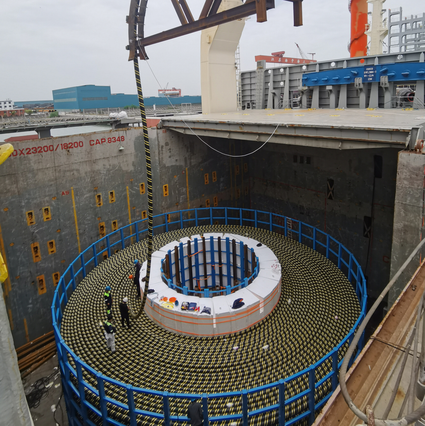 Cable turntable carousel viewed from above