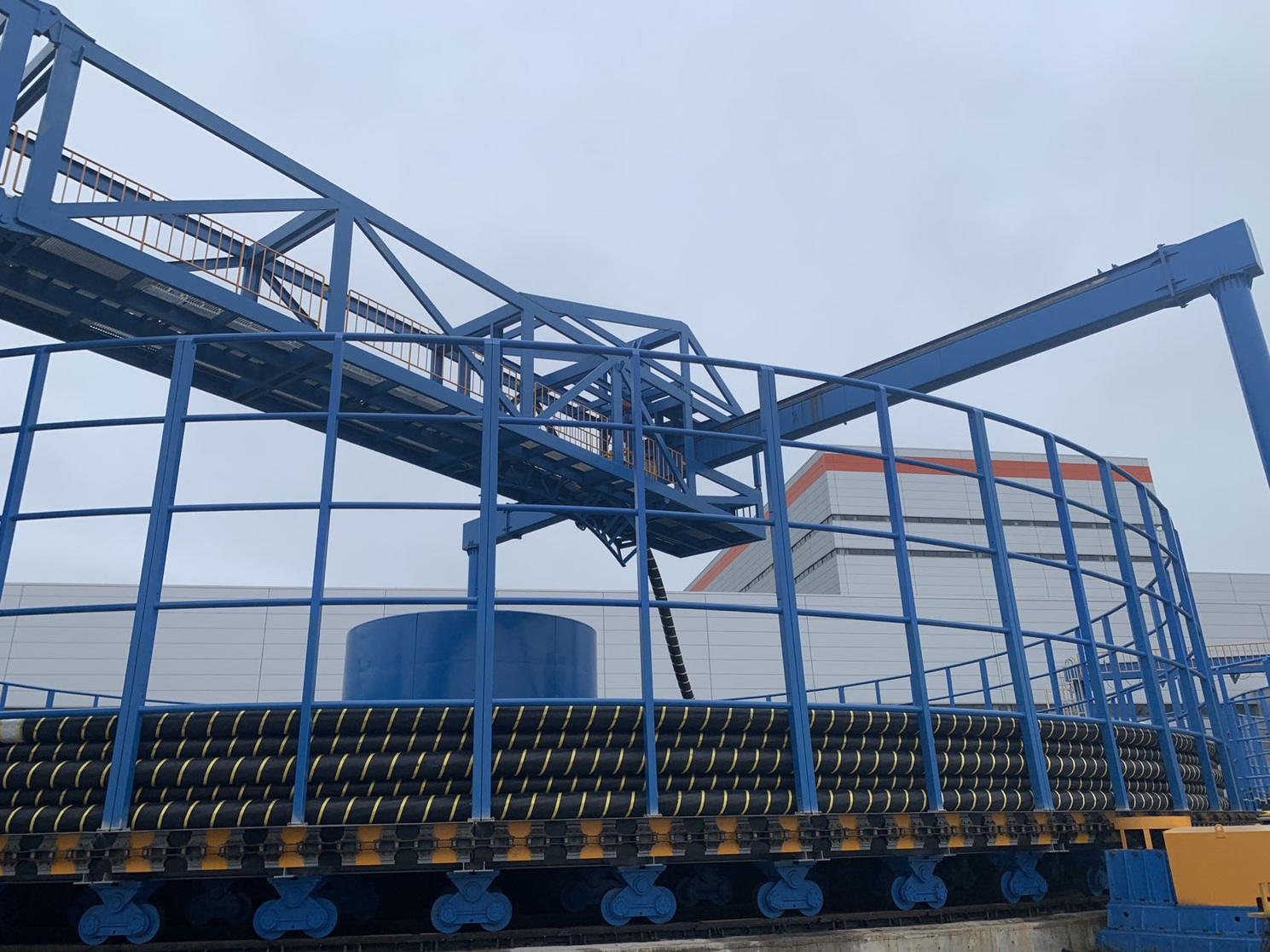 ZP cable and pipe turntable with support structure
